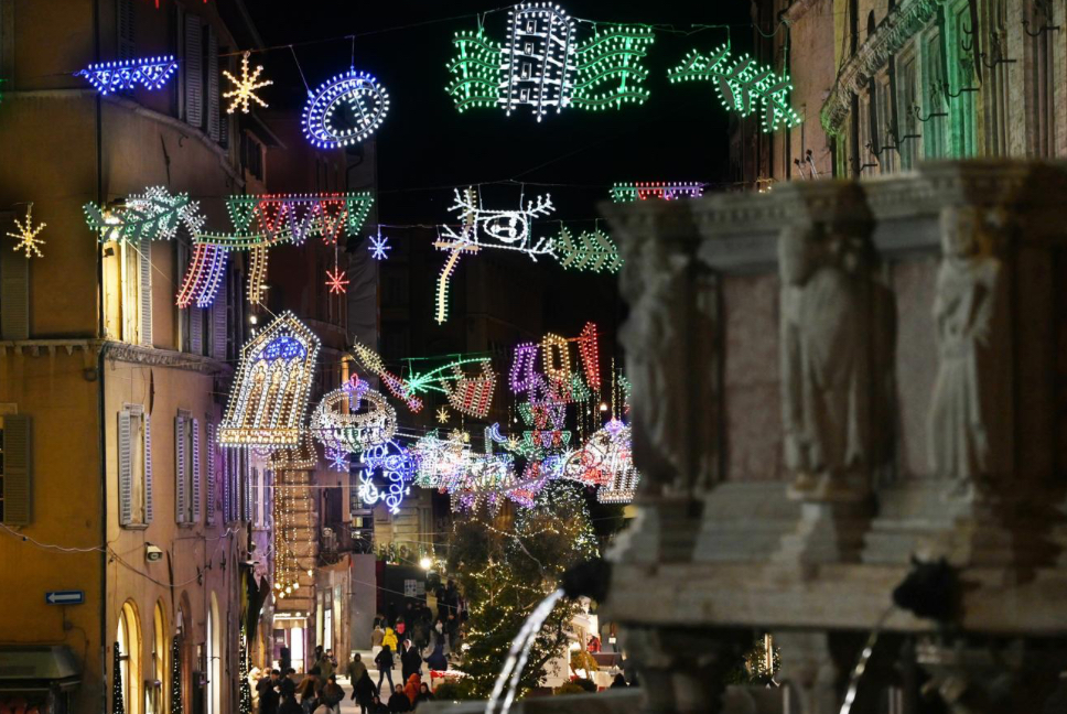 A Perugia è già Natale, accese ufficialmente le luminarie nel cuore del centro storico (foto) 10 A Perugia è già Natale, accese ufficialmente le luminarie nel cuore del centro storico (foto) 9