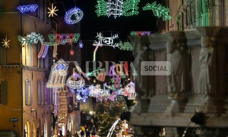 A Perugia è già Natale, accese ufficialmente le luminarie nel cuore del centro storico (foto) 2 A Perugia è già Natale, accese ufficialmente le luminarie nel cuore del centro storico (foto) 1