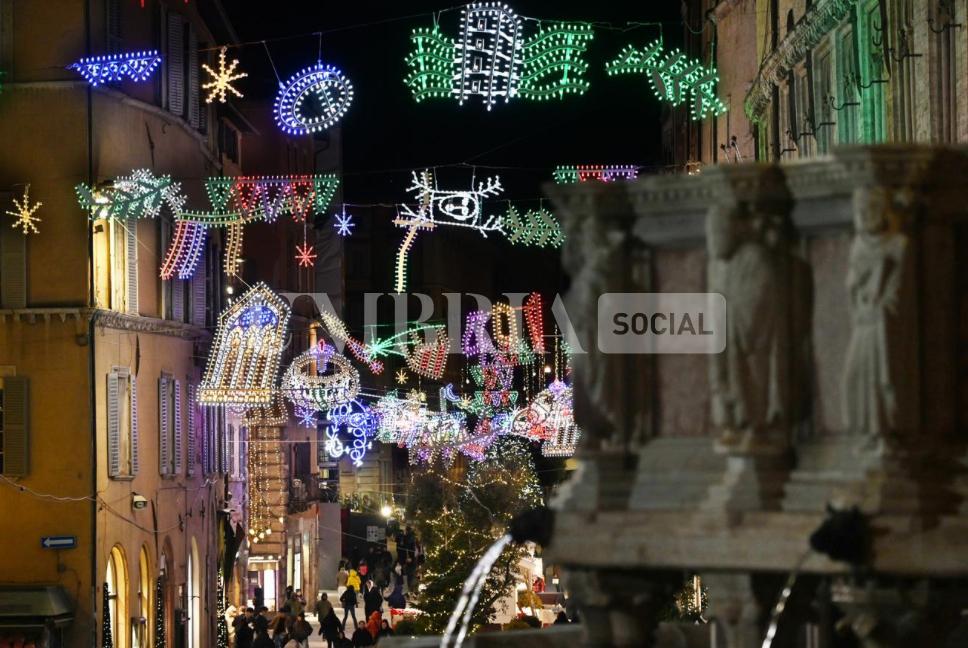 A Perugia è già Natale, accese ufficialmente le luminarie nel cuore del centro storico (foto) 49