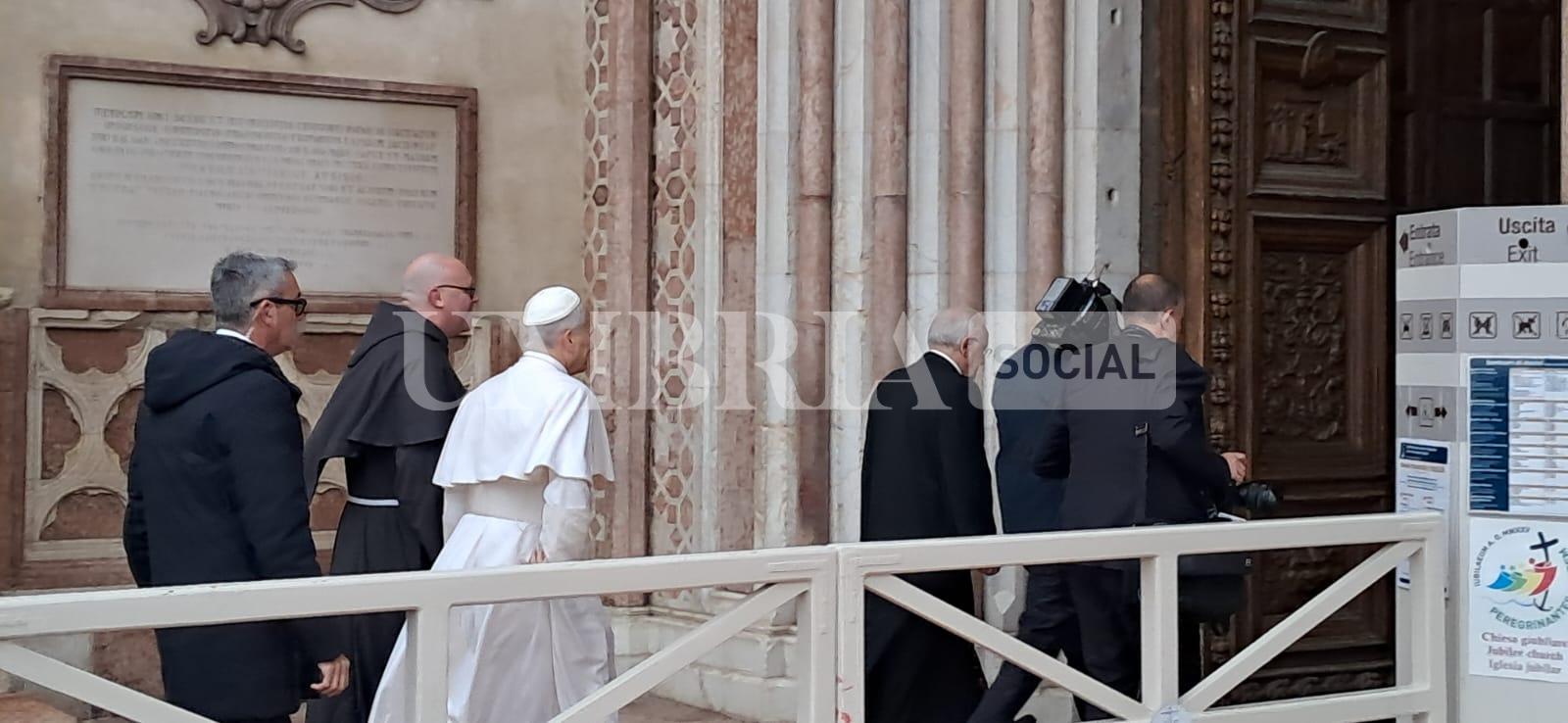 Papa Leone in Umbria: tra Assisi e Montefalco tanti fedeli per il Pontefice (foto) 16 Papa Leone in Umbria: tra Assisi e Montefalco tanti fedeli per il Pontefice (foto) 15