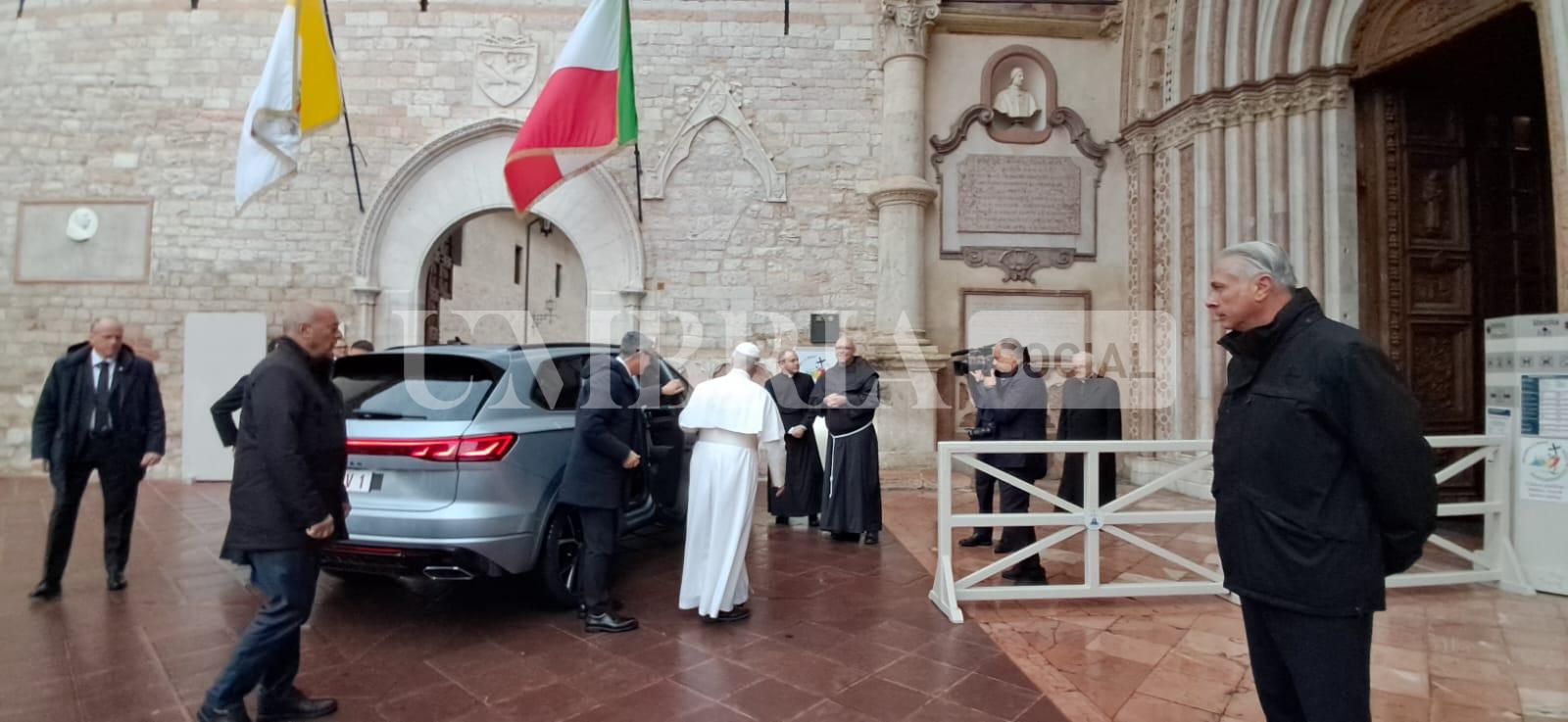 Papa Leone in Umbria: tra Assisi e Montefalco tanti fedeli per il Pontefice (foto) 18 Papa Leone in Umbria: tra Assisi e Montefalco tanti fedeli per il Pontefice (foto) 17
