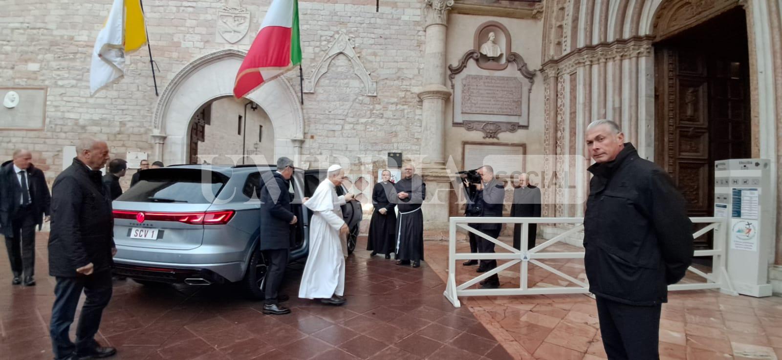 Papa Leone in Umbria: tra Assisi e Montefalco tanti fedeli per il Pontefice (foto) 20 Papa Leone in Umbria: tra Assisi e Montefalco tanti fedeli per il Pontefice (foto) 19