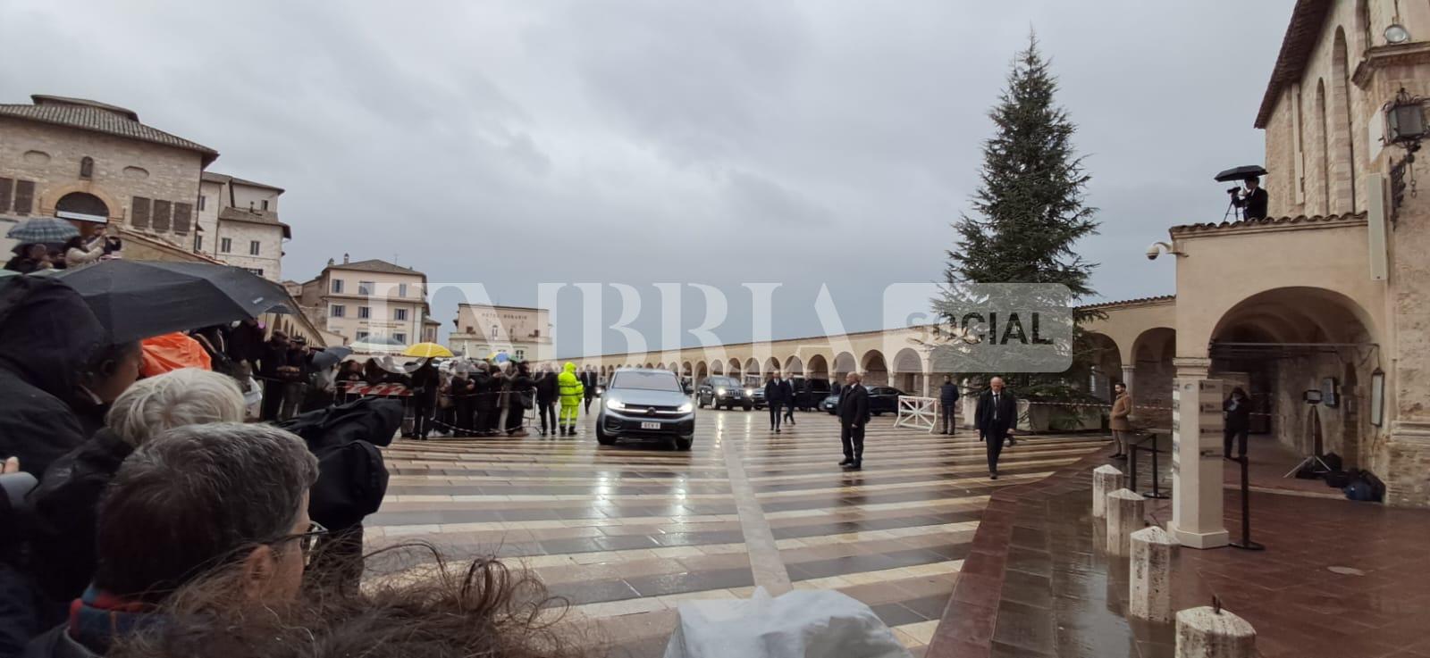 Papa Leone in Umbria: tra Assisi e Montefalco tanti fedeli per il Pontefice (foto) 40 Papa Leone in Umbria: tra Assisi e Montefalco tanti fedeli per il Pontefice (foto) 39