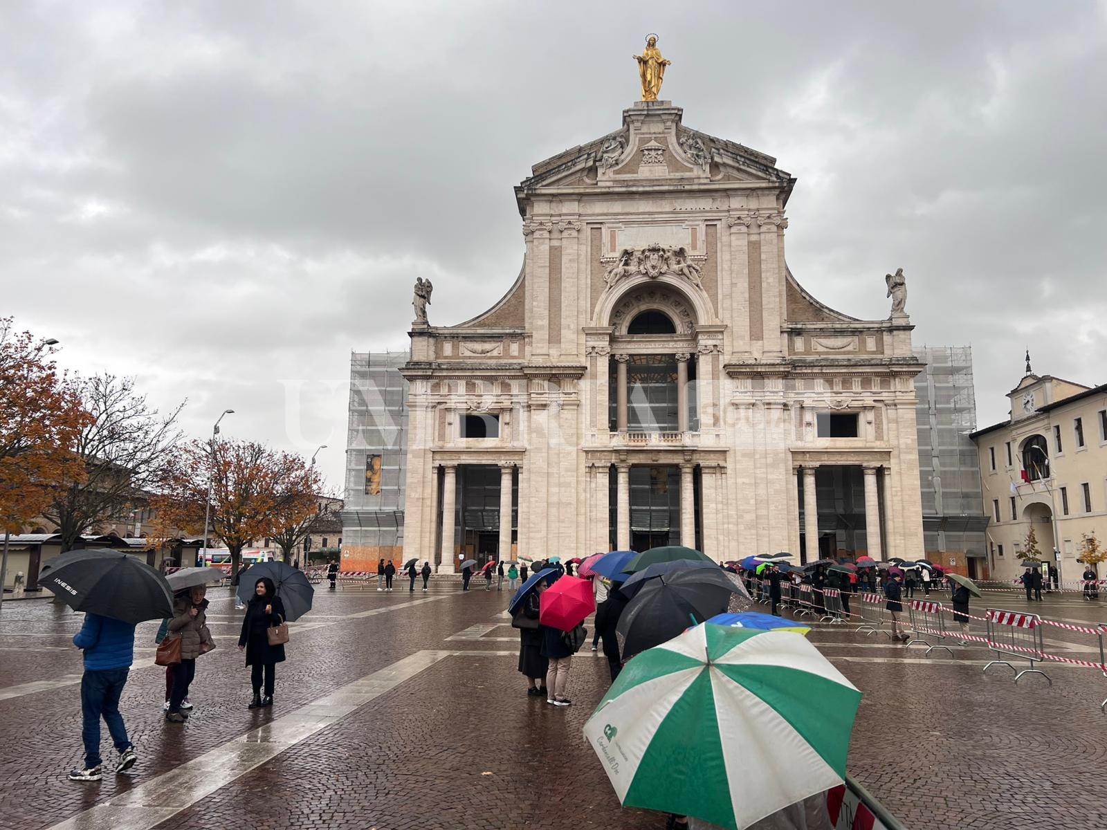 Papa Leone in Umbria: tra Assisi e Montefalco tanti fedeli per il Pontefice (foto) 42 Papa Leone in Umbria: tra Assisi e Montefalco tanti fedeli per il Pontefice (foto) 41