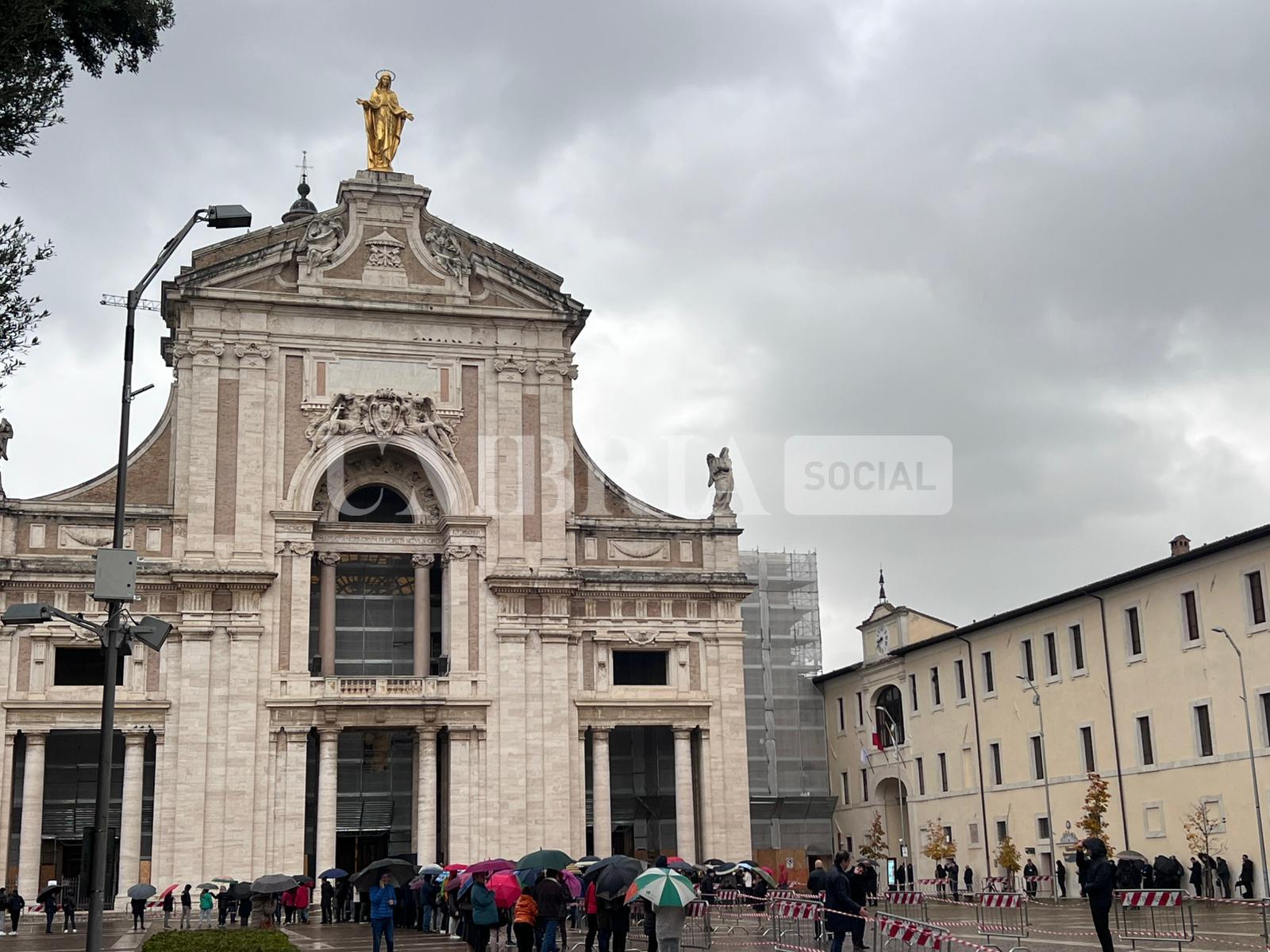 Papa Leone in Umbria: tra Assisi e Montefalco tanti fedeli per il Pontefice (foto) 44 Papa Leone in Umbria: tra Assisi e Montefalco tanti fedeli per il Pontefice (foto) 43