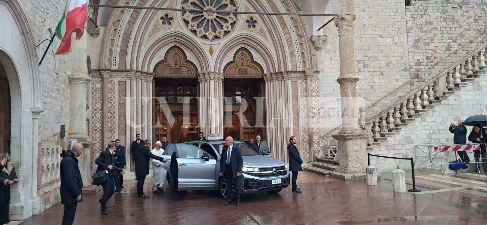 Papa Leone in Umbria: tra Assisi e Montefalco tanti fedeli per il Pontefice (foto) 54 Papa Leone in Umbria: tra Assisi e Montefalco tanti fedeli per il Pontefice (foto) 53