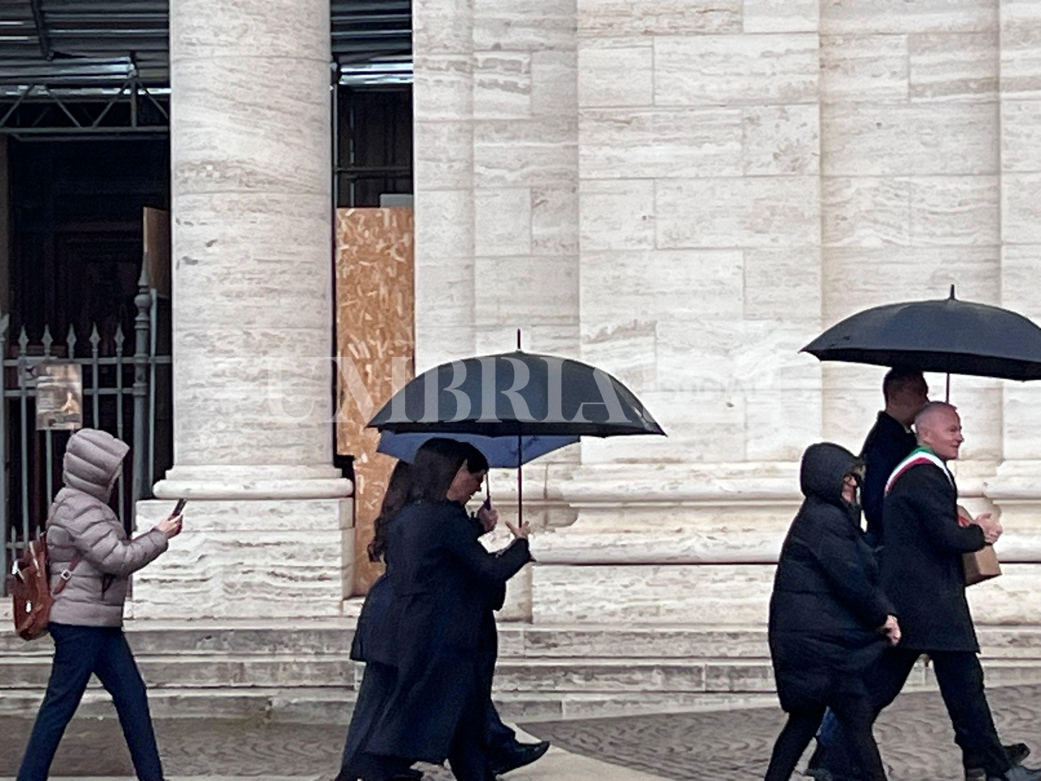 Papa Leone in Umbria: tra Assisi e Montefalco tanti fedeli per il Pontefice (foto) 56 Papa Leone in Umbria: tra Assisi e Montefalco tanti fedeli per il Pontefice (foto) 55