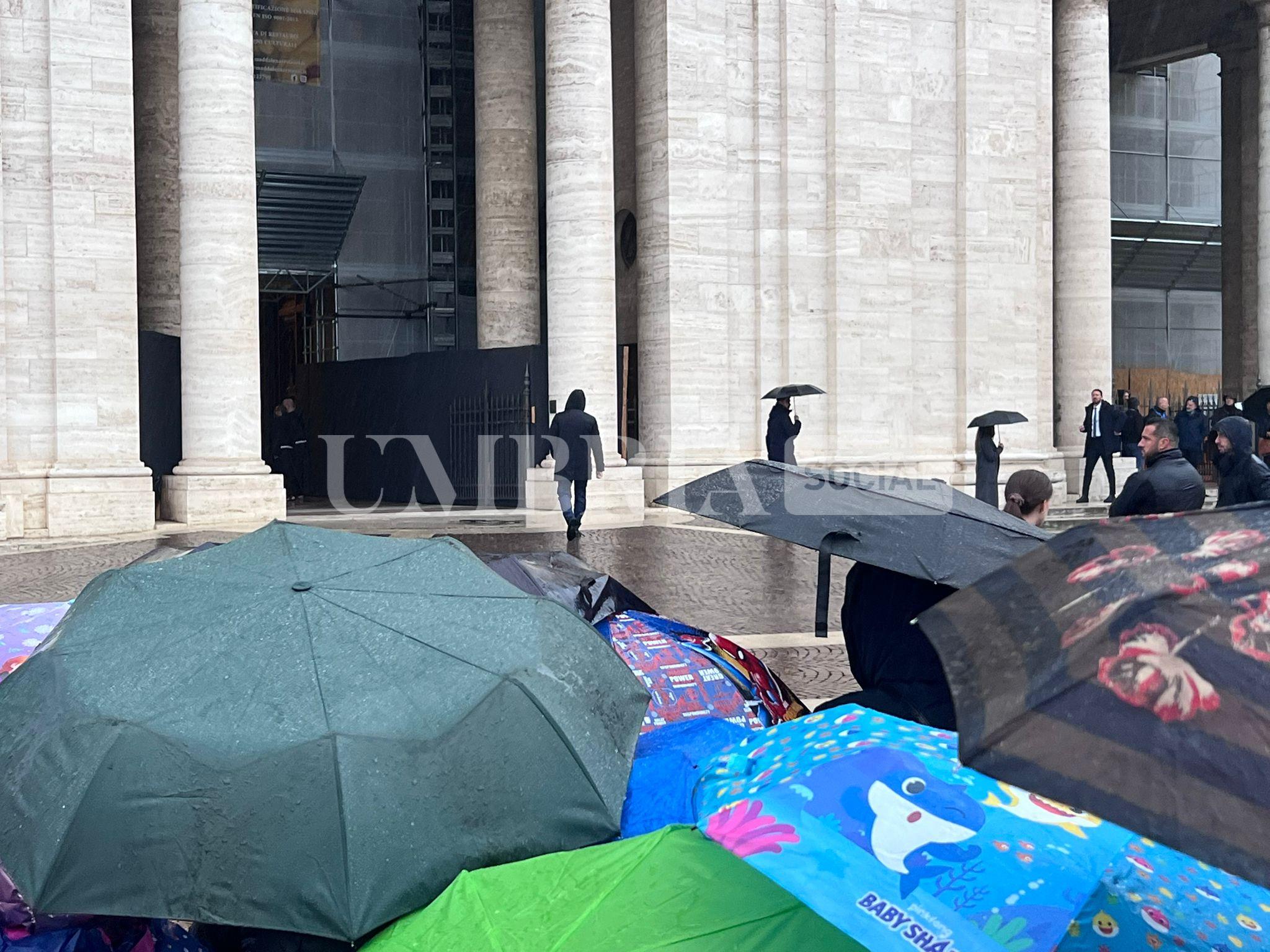 Papa Leone in Umbria: tra Assisi e Montefalco tanti fedeli per il Pontefice (foto) 58 Papa Leone in Umbria: tra Assisi e Montefalco tanti fedeli per il Pontefice (foto) 57