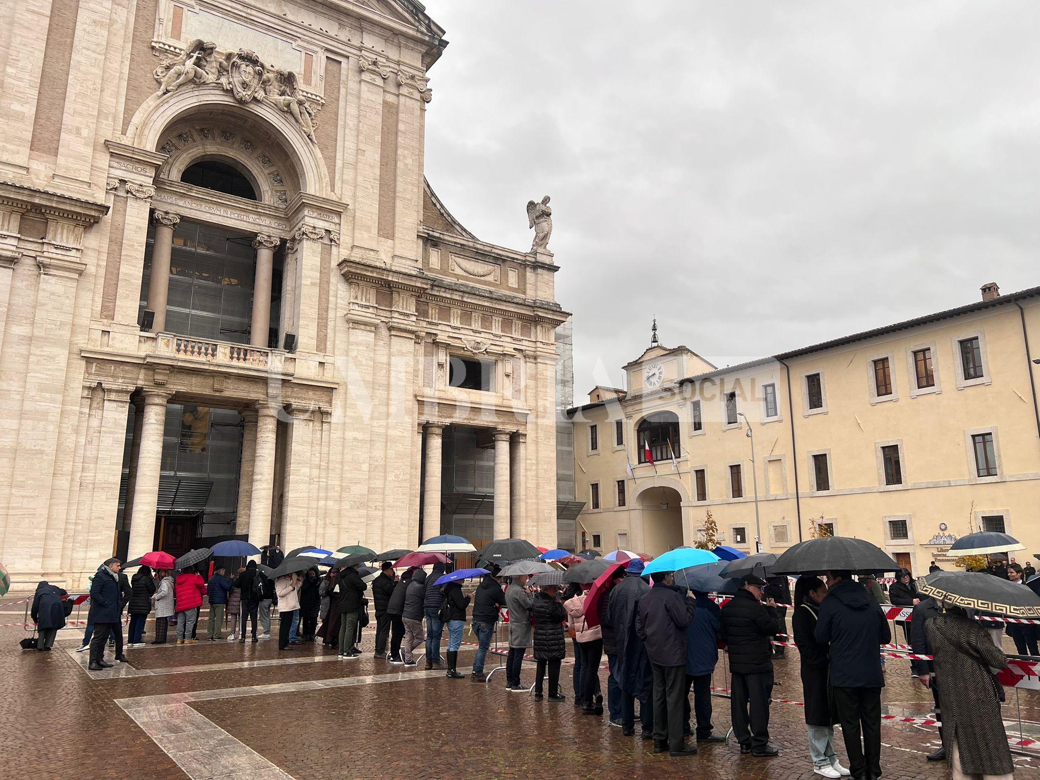 Papa Leone in Umbria: tra Assisi e Montefalco tanti fedeli per il Pontefice (foto) 60 Papa Leone in Umbria: tra Assisi e Montefalco tanti fedeli per il Pontefice (foto) 59