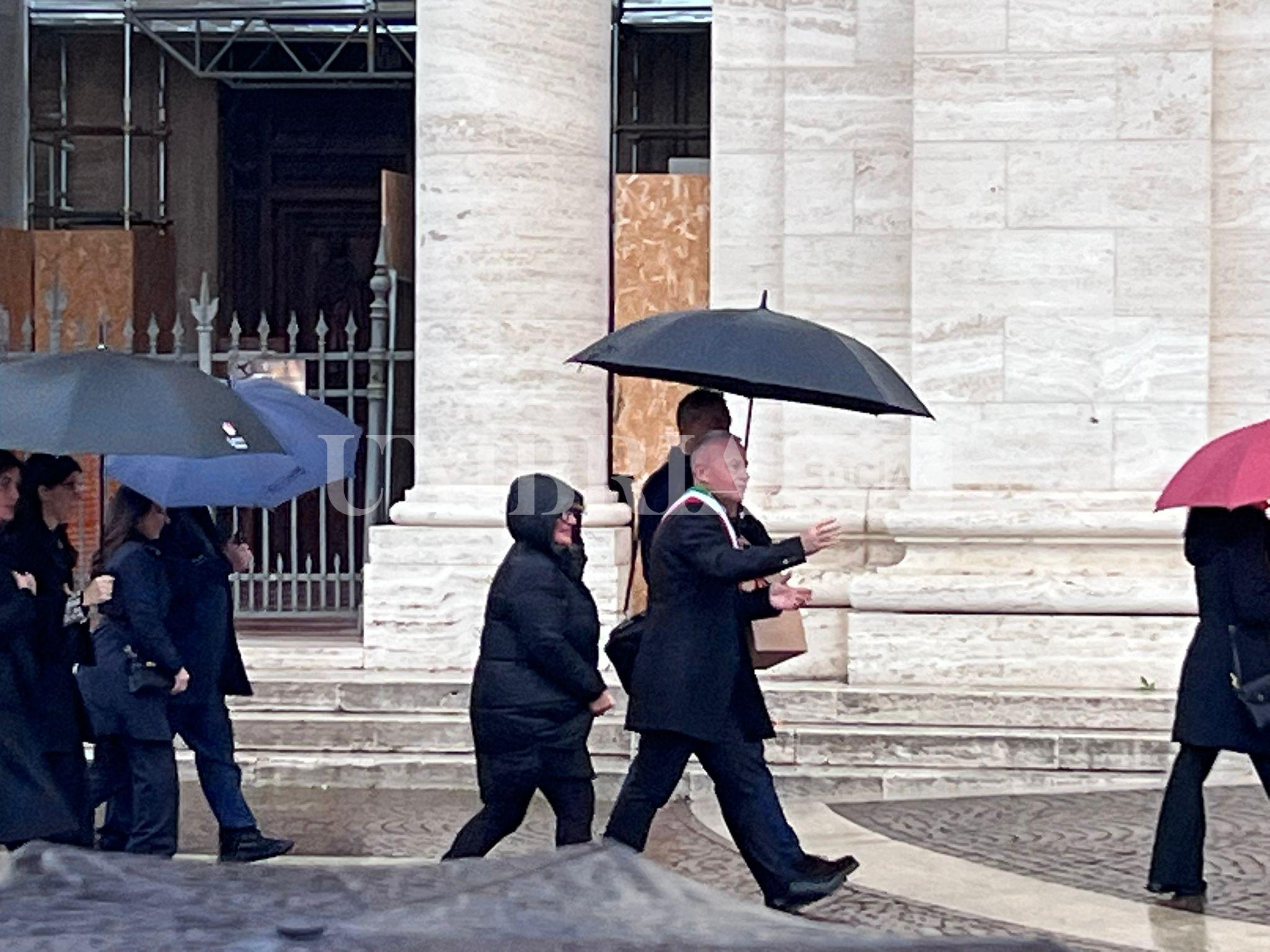 Papa Leone in Umbria: tra Assisi e Montefalco tanti fedeli per il Pontefice (foto) 62 Papa Leone in Umbria: tra Assisi e Montefalco tanti fedeli per il Pontefice (foto) 61