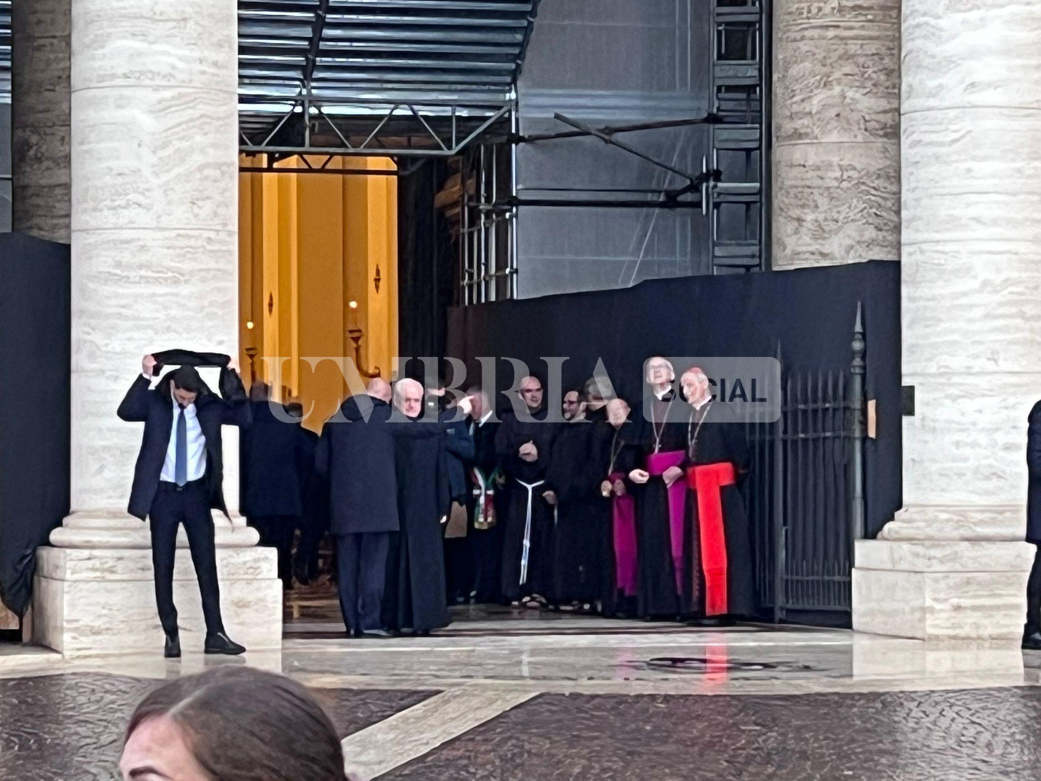 Papa Leone in Umbria: tra Assisi e Montefalco tanti fedeli per il Pontefice (foto) 64 Papa Leone in Umbria: tra Assisi e Montefalco tanti fedeli per il Pontefice (foto) 63