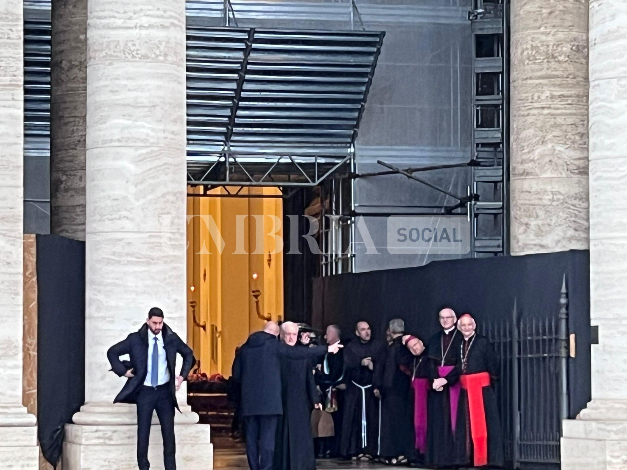 Papa Leone in Umbria: tra Assisi e Montefalco tanti fedeli per il Pontefice (foto) 66 Papa Leone in Umbria: tra Assisi e Montefalco tanti fedeli per il Pontefice (foto) 65