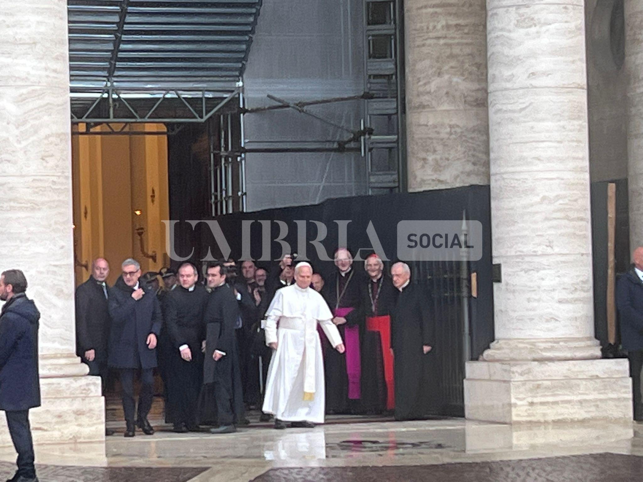 Papa Leone in Umbria: tra Assisi e Montefalco tanti fedeli per il Pontefice (foto) 78 Papa Leone in Umbria: tra Assisi e Montefalco tanti fedeli per il Pontefice (foto) 77
