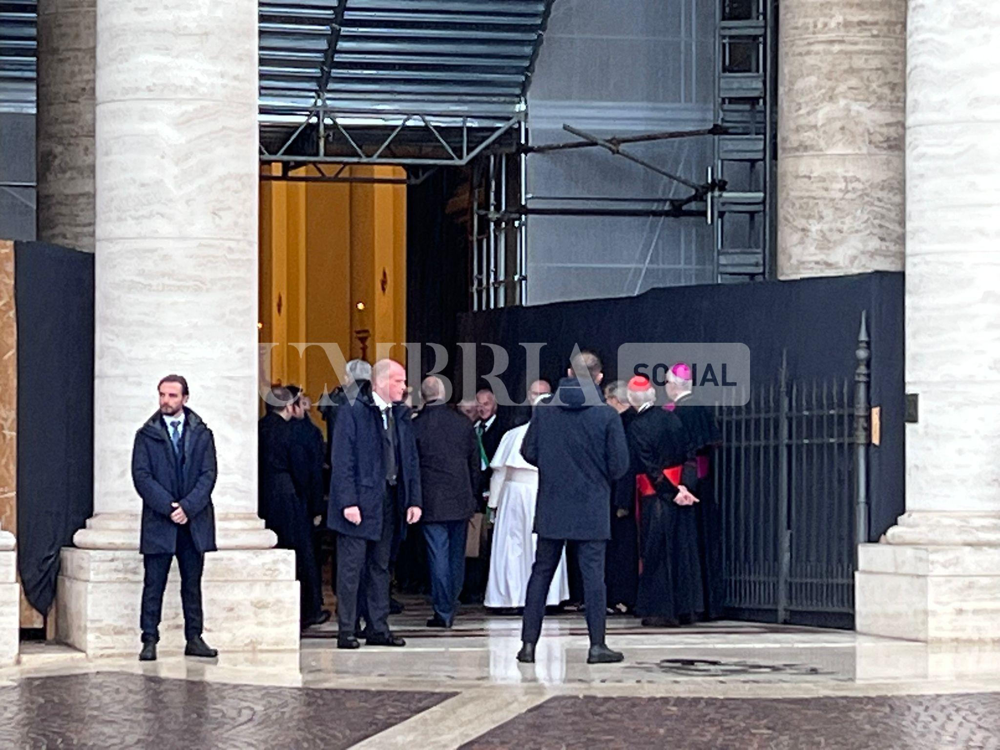 Papa Leone in Umbria: tra Assisi e Montefalco tanti fedeli per il Pontefice (foto) 86 Papa Leone in Umbria: tra Assisi e Montefalco tanti fedeli per il Pontefice (foto) 85