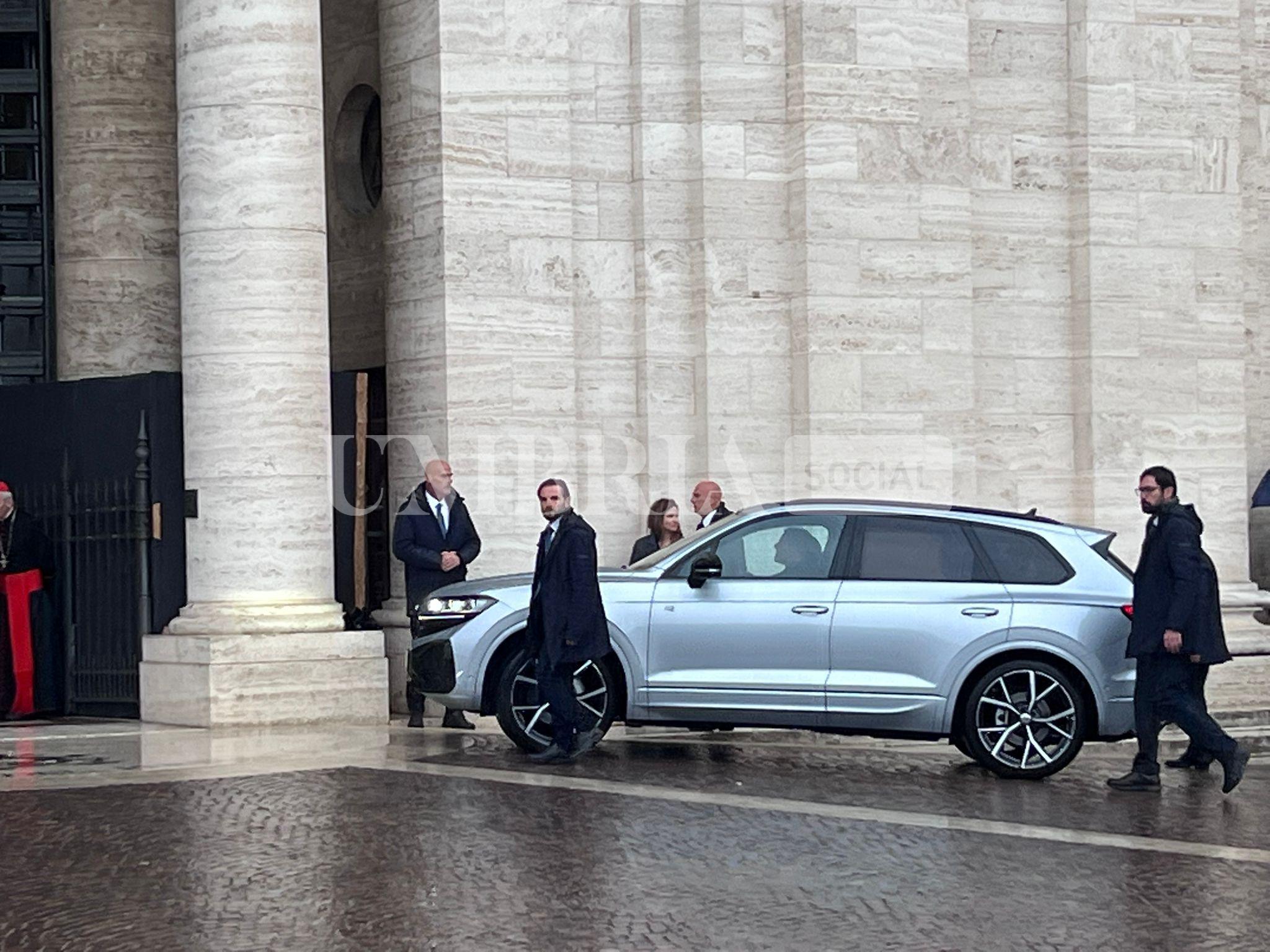 Papa Leone in Umbria: tra Assisi e Montefalco tanti fedeli per il Pontefice (foto) 94 Papa Leone in Umbria: tra Assisi e Montefalco tanti fedeli per il Pontefice (foto) 93