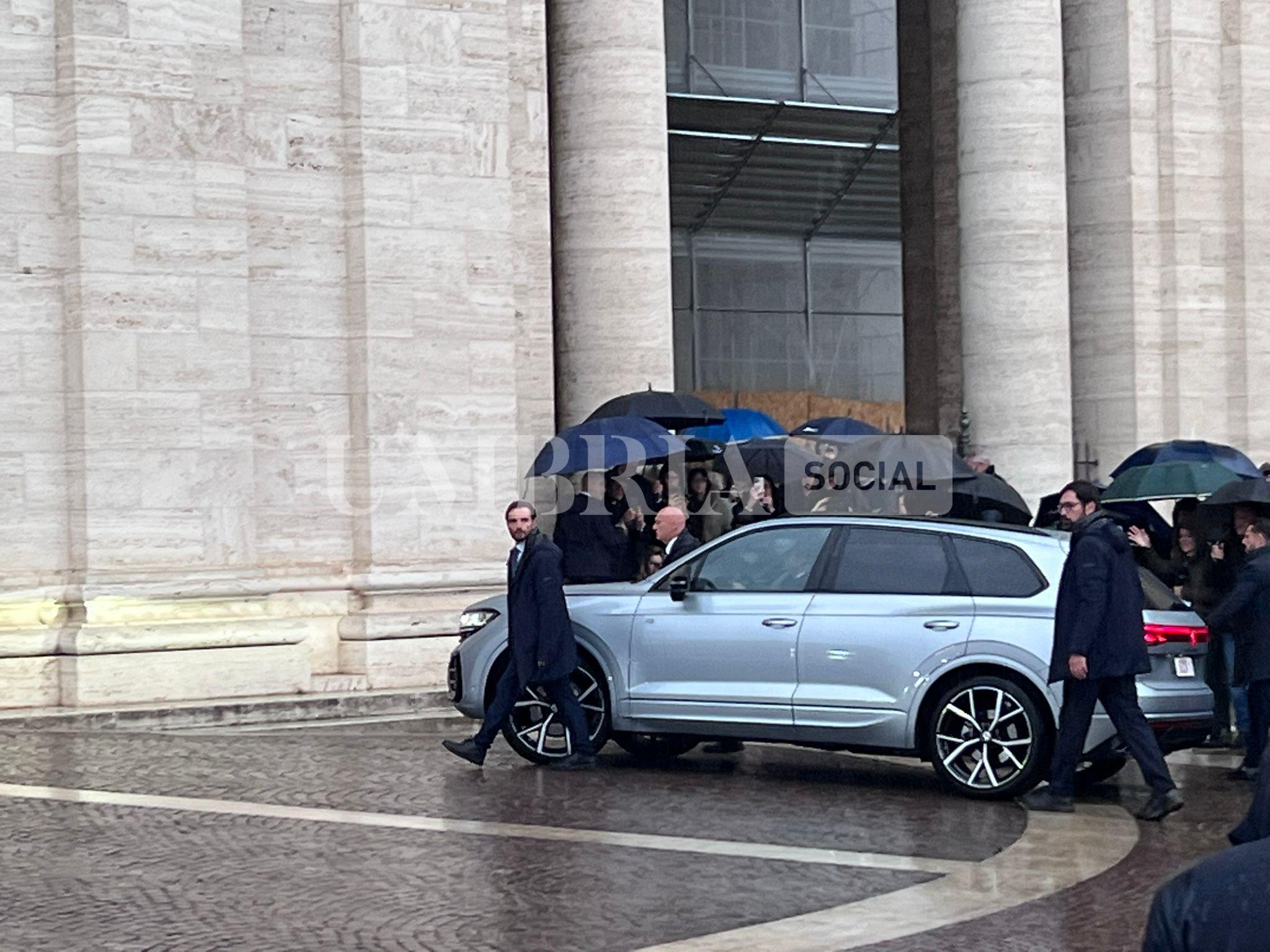 Papa Leone in Umbria: tra Assisi e Montefalco tanti fedeli per il Pontefice (foto) 98 Papa Leone in Umbria: tra Assisi e Montefalco tanti fedeli per il Pontefice (foto) 97