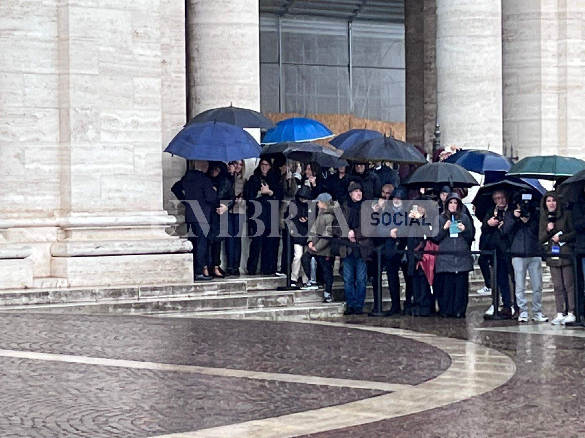 Papa Leone in Umbria: tra Assisi e Montefalco tanti fedeli per il Pontefice (foto) 100 Papa Leone in Umbria: tra Assisi e Montefalco tanti fedeli per il Pontefice (foto) 99