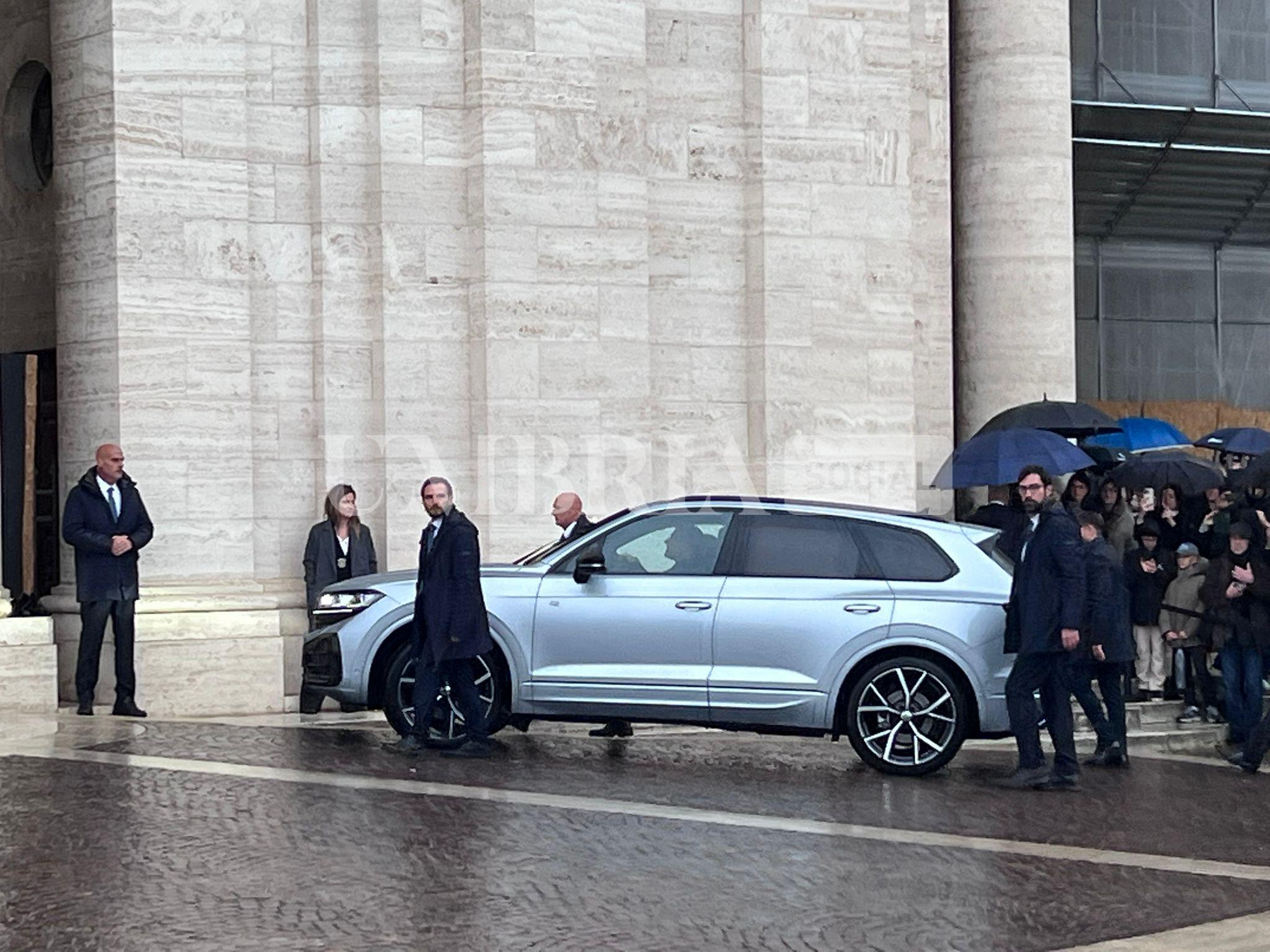 Papa Leone in Umbria: tra Assisi e Montefalco tanti fedeli per il Pontefice (foto) 102 Papa Leone in Umbria: tra Assisi e Montefalco tanti fedeli per il Pontefice (foto) 101
