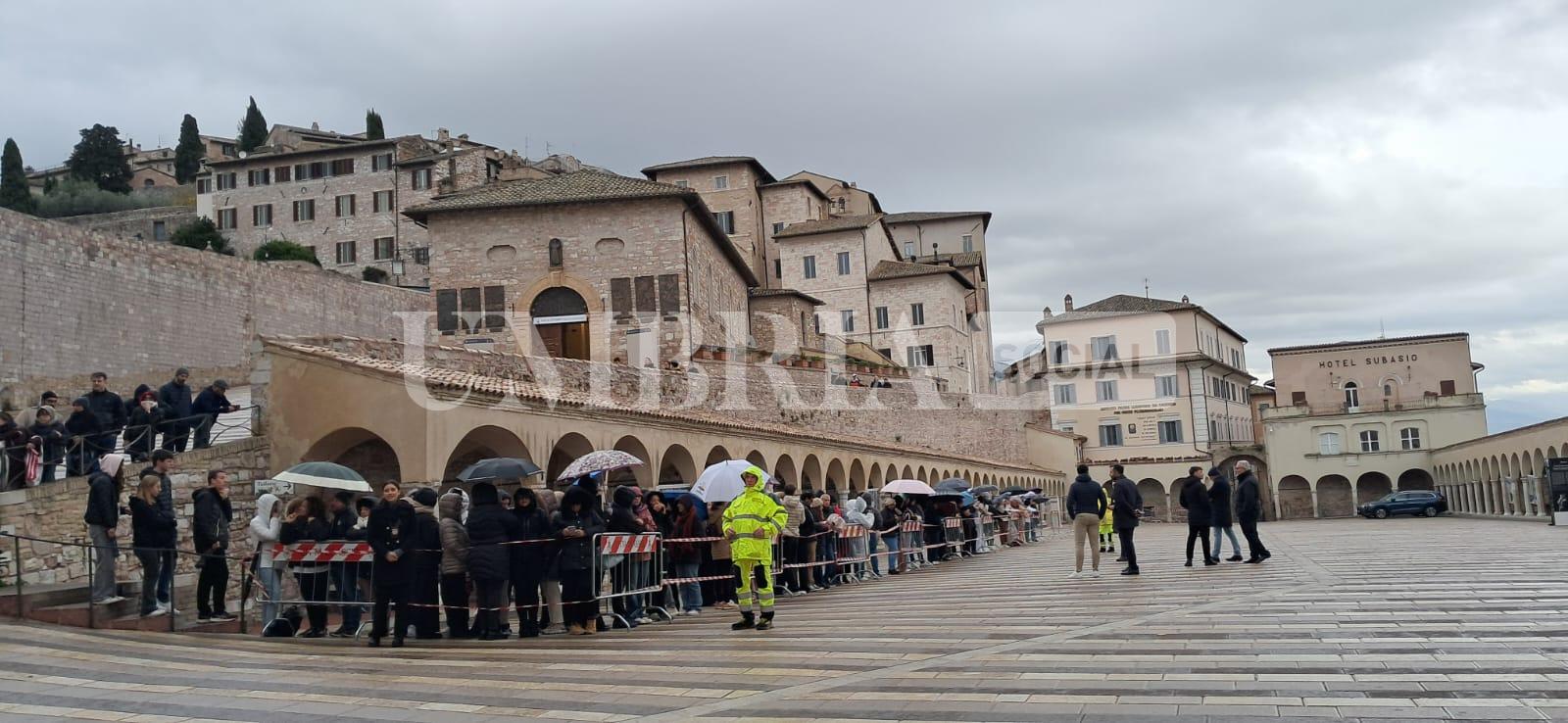 Papa Leone in Umbria: tra Assisi e Montefalco tanti fedeli per il Pontefice (foto) 4 Papa Leone in Umbria: tra Assisi e Montefalco tanti fedeli per il Pontefice (foto) 3