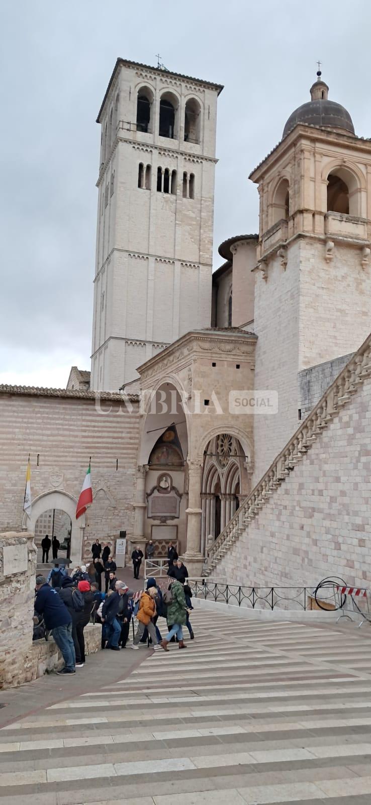 Papa Leone in Umbria: tra Assisi e Montefalco tanti fedeli per il Pontefice (foto) 6 Papa Leone in Umbria: tra Assisi e Montefalco tanti fedeli per il Pontefice (foto) 5
