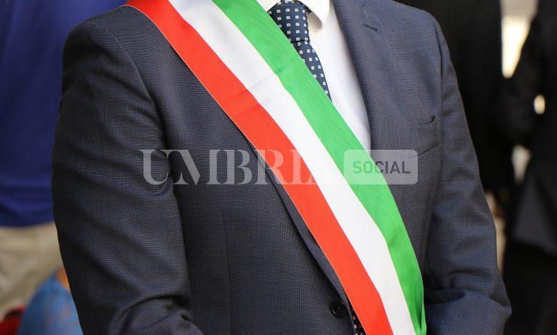 Assisi, la fascia tricolore diventa un caso: scoppia la polemica sulla comunicazione istituzionale 2 Assisi, la fascia tricolore diventa un caso: scoppia la polemica sulla comunicazione istituzionale 1