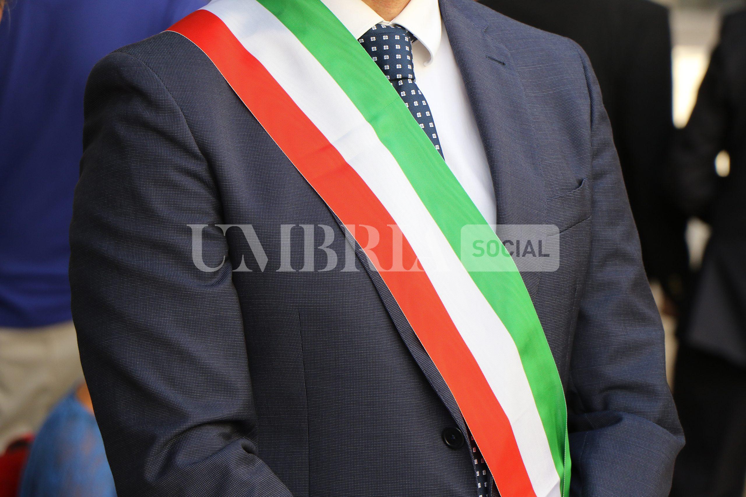 Assisi, la fascia tricolore diventa un caso: scoppia la polemica sulla comunicazione istituzionale 57