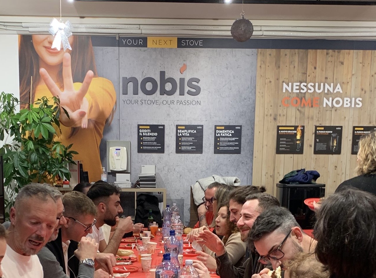 Lo showroom di Progetto Fuoco diventa ristorante per una sera (foto) 11