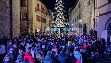 Deruta accende il suo Albero di Natale in ceramica simbolo di identità cittadina 18 Deruta accende il suo Albero di Natale in ceramica simbolo di identità cittadina 17