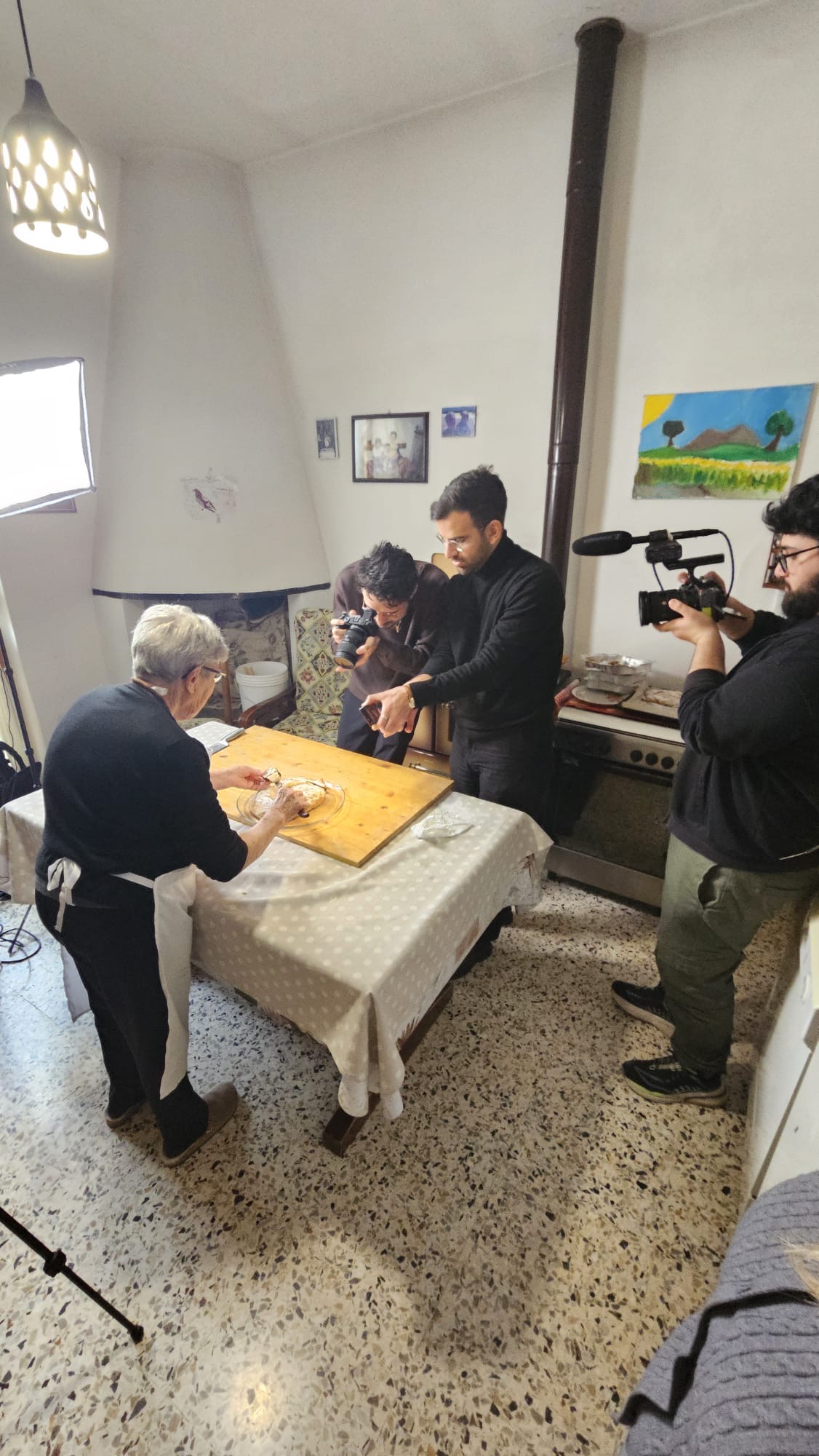 La rocciata umbra conquista l’America: una troupe statunitense a casa di Nonna Iside (foto) 5