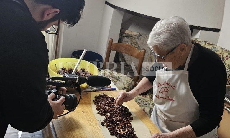 La rocciata umbra conquista l’America: una troupe statunitense a casa di Nonna Iside (foto) 2 La rocciata umbra conquista l’America: una troupe statunitense a casa di Nonna Iside (foto) 1