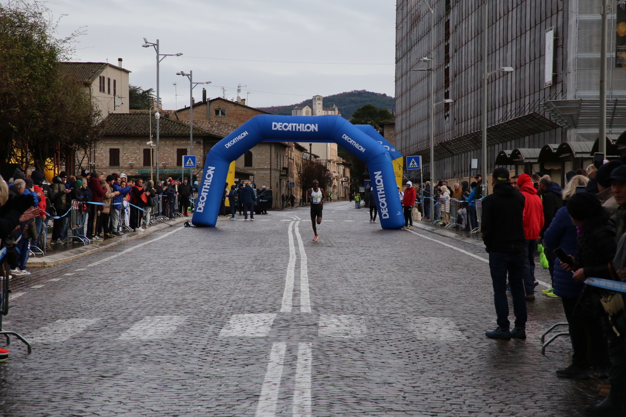 Gennaiola 2026: grande successo a Santa Maria degli Angeli. Trionfano Simon Kibet e Melissa Fracassini (foto+video) 65 Gennaiola 2026: grande successo a Santa Maria degli Angeli. Trionfano Simon Kibet e Melissa Fracassini (foto+video) 64