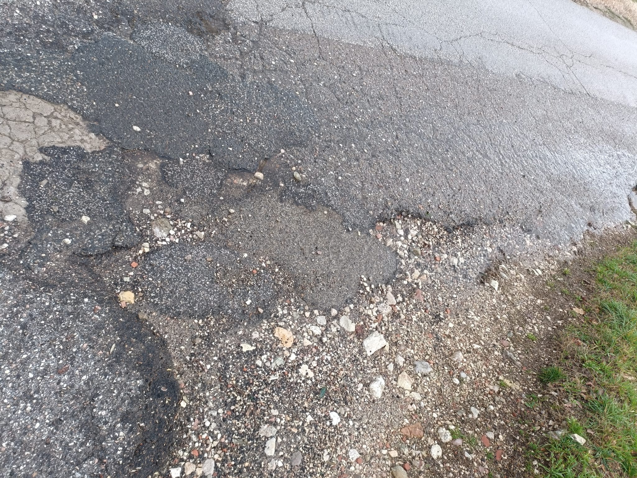 Assisi, “Sasso Rosso è la via mia”. E Fasulo va a vedere cosa non va: “Degrado totale” (foto) 3