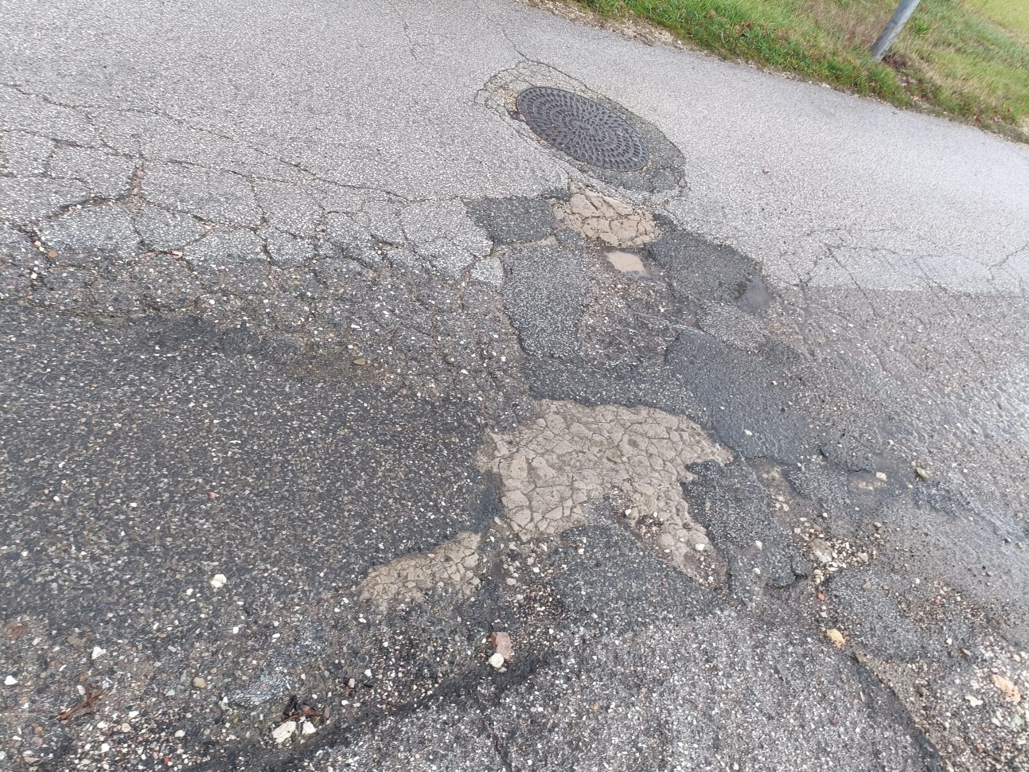 Assisi, “Sasso Rosso è la via mia”. E Fasulo va a vedere cosa non va: “Degrado totale” (foto) 9