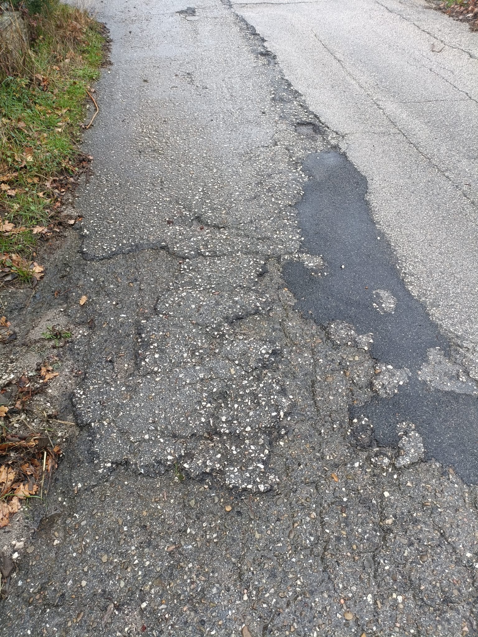 Assisi, “Sasso Rosso è la via mia”. E Fasulo va a vedere cosa non va: “Degrado totale” (foto) 11