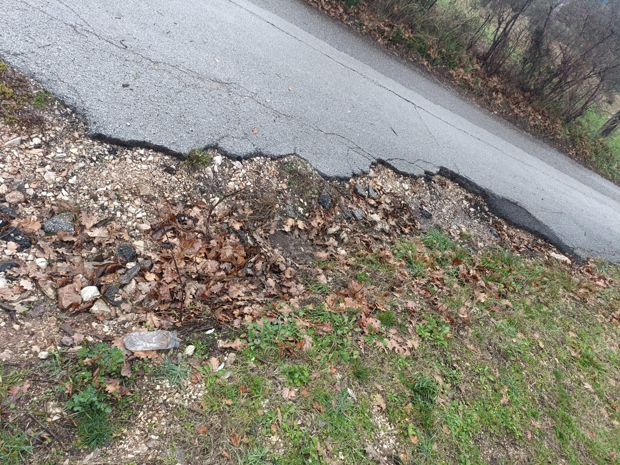 Assisi, “Sasso Rosso è la via mia”. E Fasulo va a vedere cosa non va: “Degrado totale” (foto) 13
