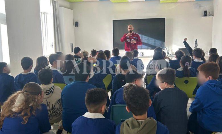 La Polizia di Stato incontra gli studenti di Torgiano e Bettona: una lezione di legalità e inclusione 2 La Polizia di Stato incontra gli studenti di Torgiano e Bettona: una lezione di legalità e inclusione 1