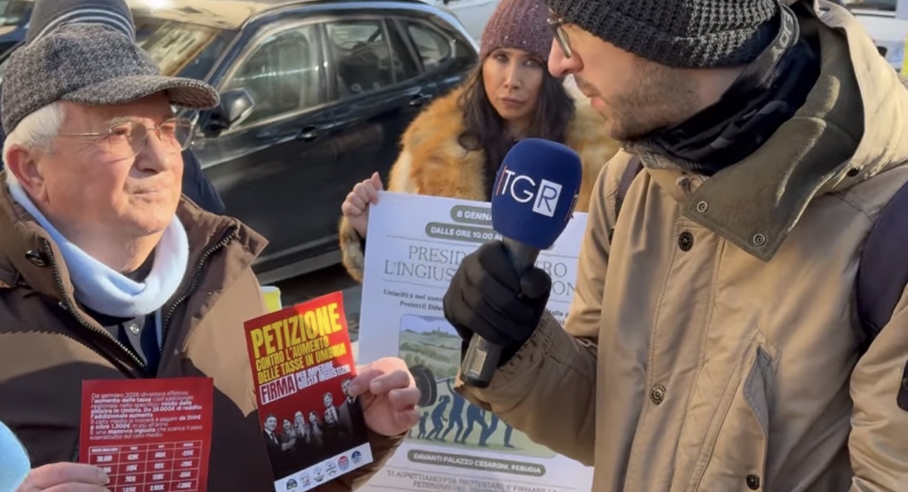 Tensione in Consiglio regionale e proteste a palazzo Cesaroni contro il rincaro fiscale (foto) 4 Tensione in Consiglio regionale e proteste a palazzo Cesaroni contro il rincaro fiscale (foto) 3