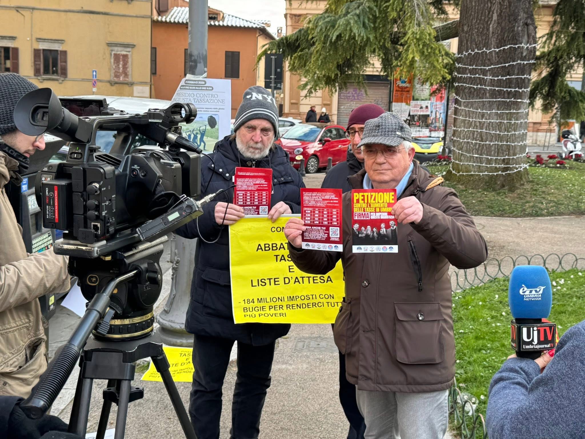 Tensione in Consiglio regionale e proteste a palazzo Cesaroni contro il rincaro fiscale (foto) 8 Tensione in Consiglio regionale e proteste a palazzo Cesaroni contro il rincaro fiscale (foto) 7