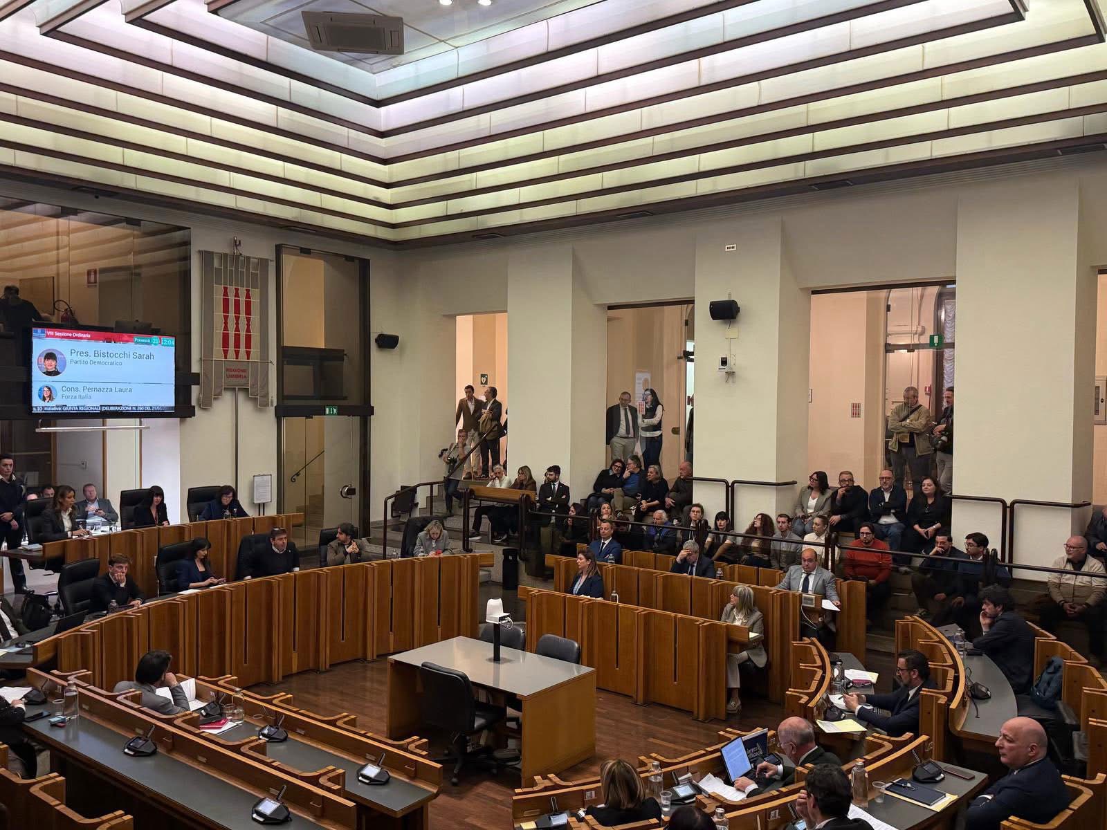 Tensione in Consiglio regionale e proteste a palazzo Cesaroni contro il rincaro fiscale (foto) 10 Tensione in Consiglio regionale e proteste a palazzo Cesaroni contro il rincaro fiscale (foto) 9