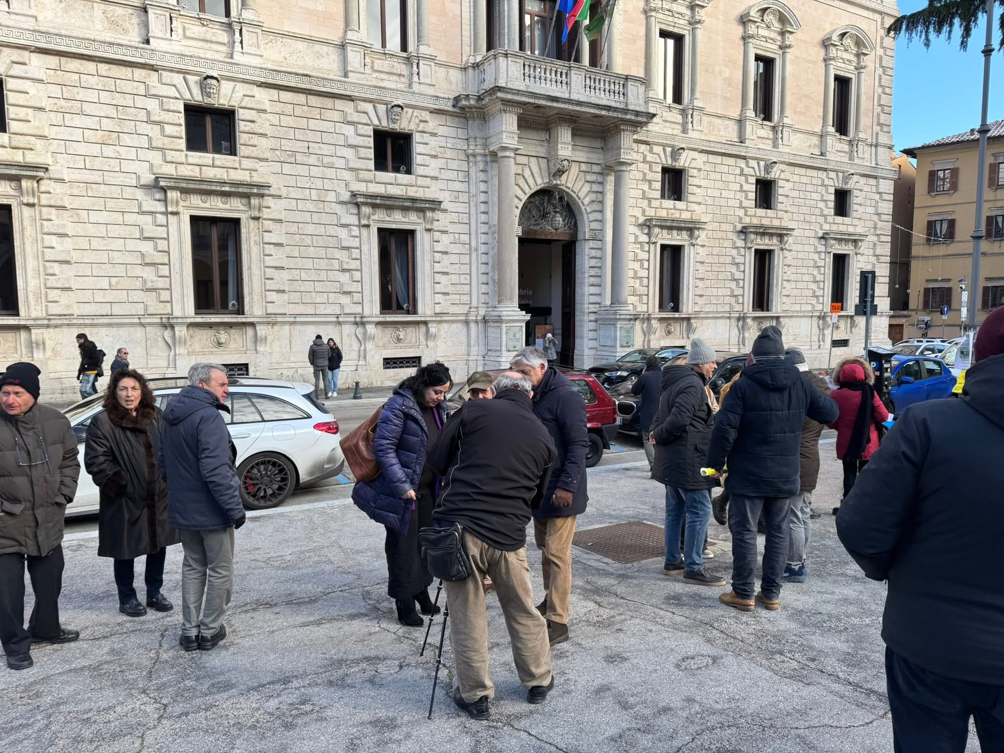 Tensione in Consiglio regionale e proteste a palazzo Cesaroni contro il rincaro fiscale (foto) 12 Tensione in Consiglio regionale e proteste a palazzo Cesaroni contro il rincaro fiscale (foto) 11