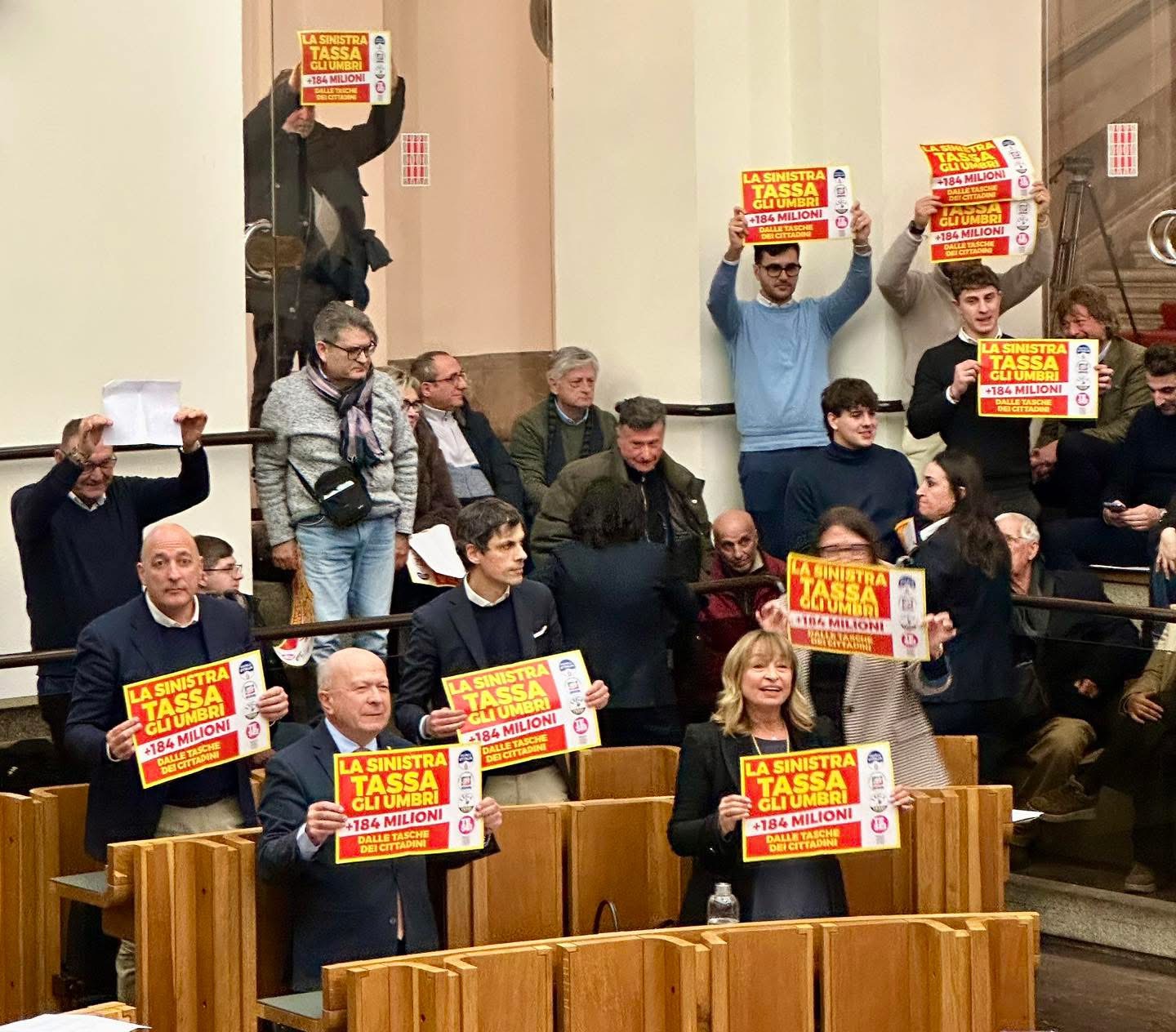 Tensione in Consiglio regionale e proteste a palazzo Cesaroni contro il rincaro fiscale (foto) 14 Tensione in Consiglio regionale e proteste a palazzo Cesaroni contro il rincaro fiscale (foto) 13