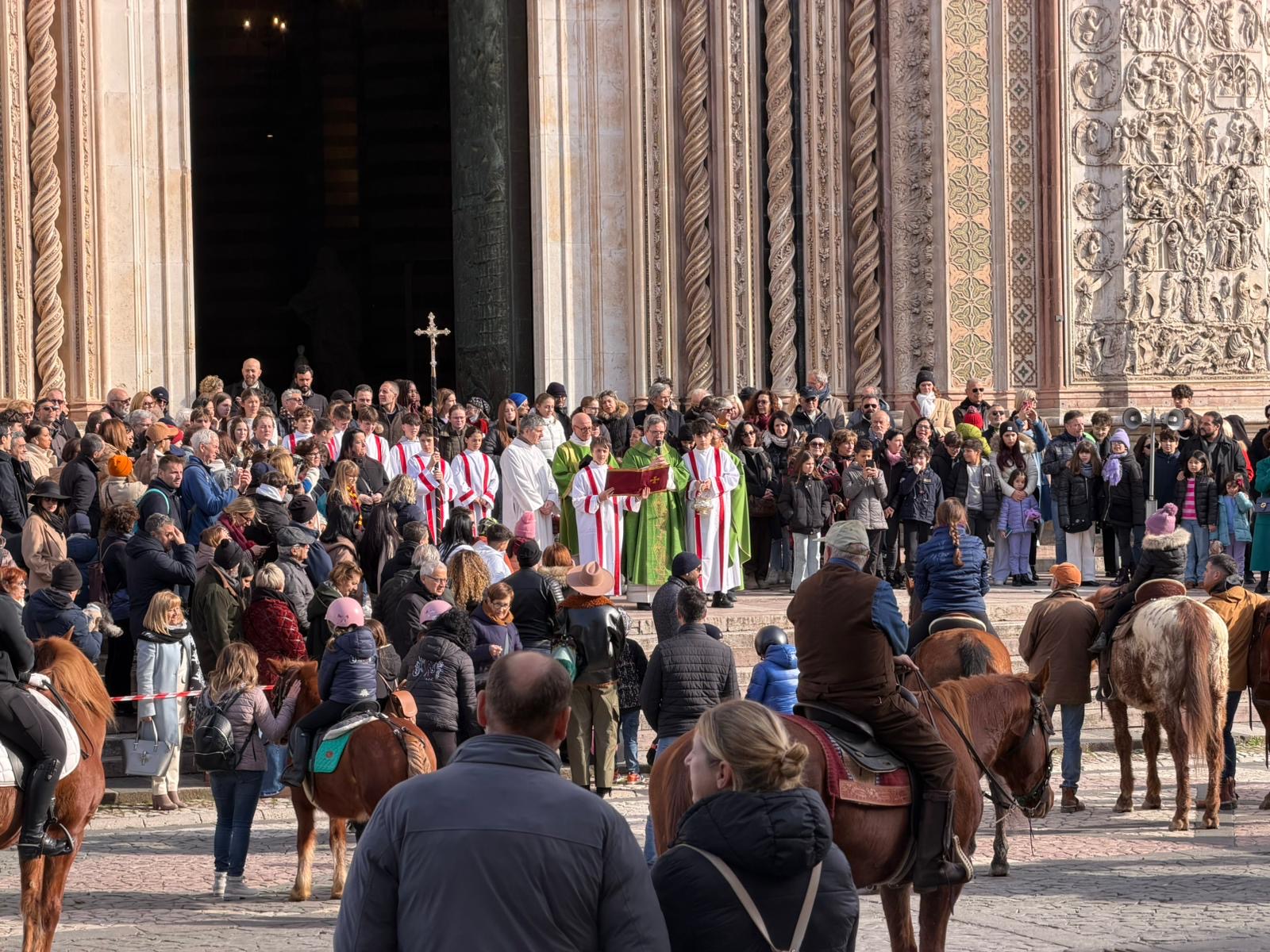 Orvieto, successo per la benedizione dei cavalli di Sant’Antonio Abate in Piazza Duomo (foto) 6 Orvieto, successo per la benedizione dei cavalli di Sant’Antonio Abate in Piazza Duomo (foto) 5