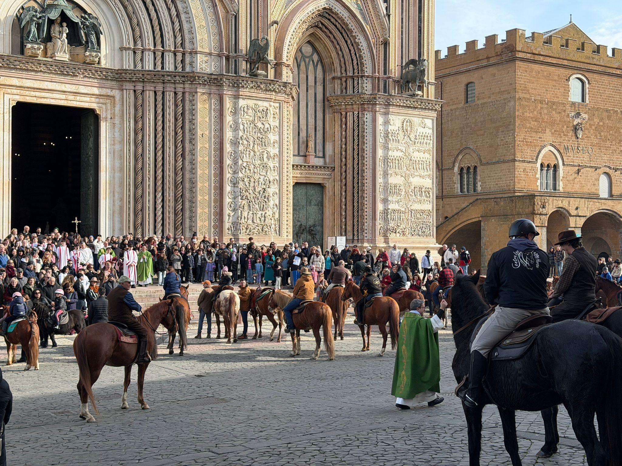 Orvieto, successo per la benedizione dei cavalli di Sant’Antonio Abate in Piazza Duomo (foto) 12 Orvieto, successo per la benedizione dei cavalli di Sant’Antonio Abate in Piazza Duomo (foto) 11