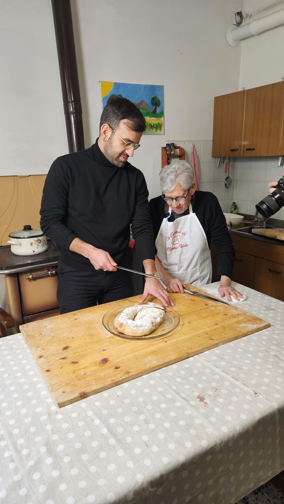 La rocciata umbra conquista l’America: una troupe statunitense a casa di Nonna Iside (foto) 7