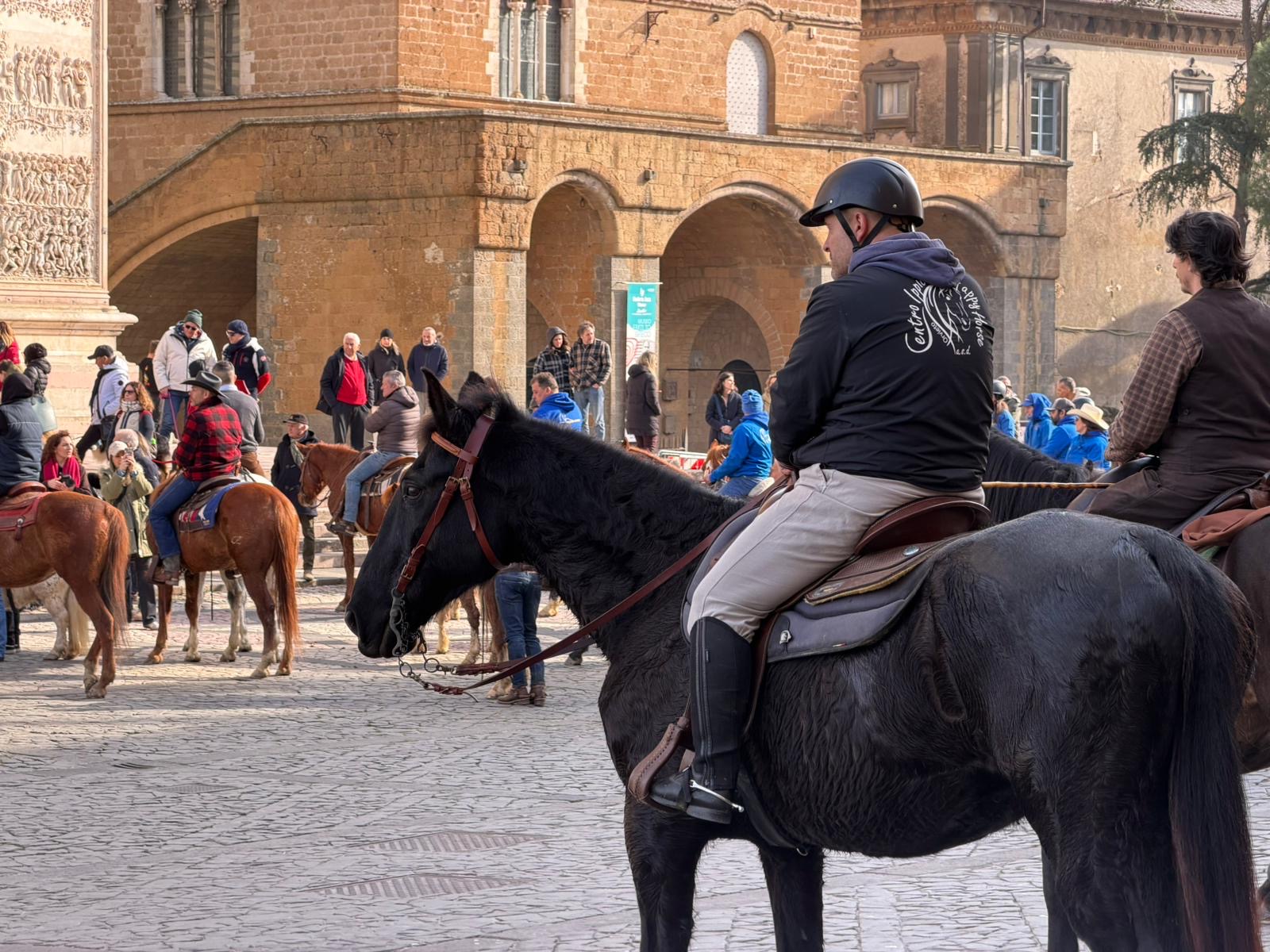 Orvieto, successo per la benedizione dei cavalli di Sant’Antonio Abate in Piazza Duomo (foto) 8 Orvieto, successo per la benedizione dei cavalli di Sant’Antonio Abate in Piazza Duomo (foto) 7