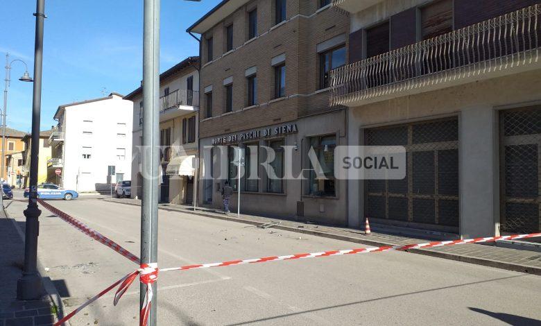 Colpo con esplosivo al bancomat: violenta deflagrazione, quattro in fuga 2 Colpo con esplosivo al bancomat: violenta deflagrazione, quattro in fuga 1