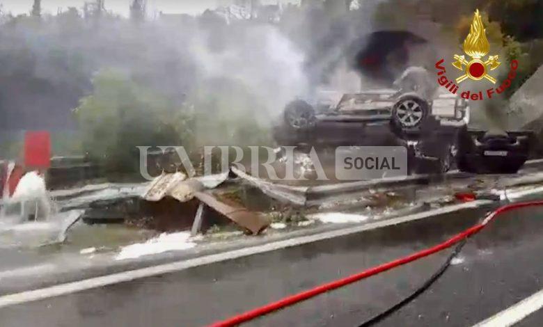 Perugia, auto ribaltata e in fiamme sul Raccordo: conducente illeso (foto) 2 Perugia, auto ribaltata e in fiamme sul Raccordo: conducente illeso (foto) 1
