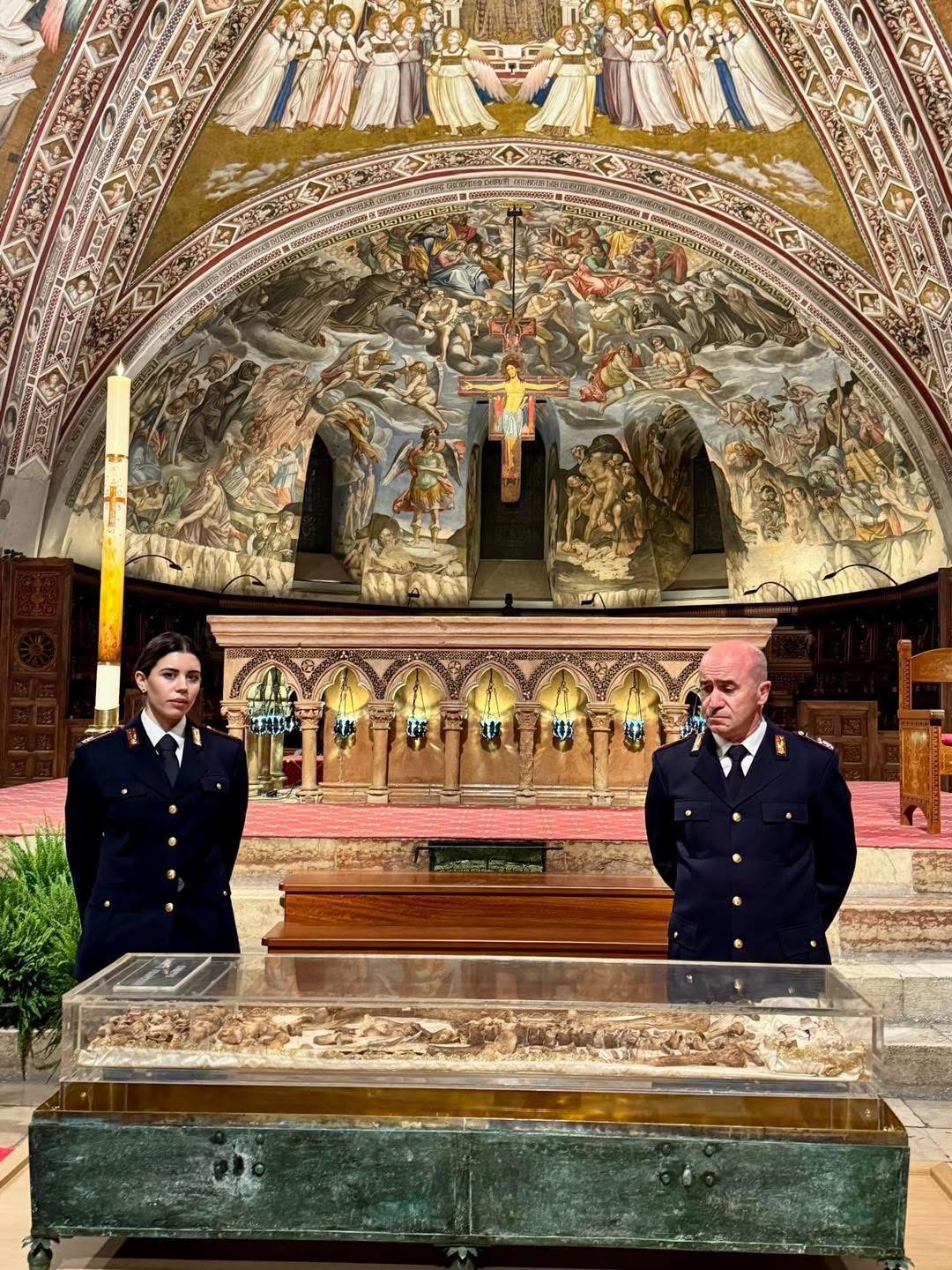 Ostensione delle spoglie mortali di San Francesco, chiusa la prima giornata: numeri da record (foto) 4 Ostensione delle spoglie mortali di San Francesco, chiusa la prima giornata: numeri da record (foto) 3