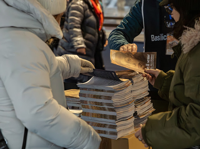 Ostensione delle spoglie mortali di San Francesco, chiusa la prima giornata: numeri da record (foto) 14 Ostensione delle spoglie mortali di San Francesco, chiusa la prima giornata: numeri da record (foto) 13