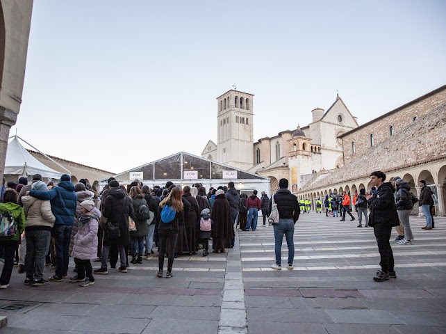 Ostensione delle spoglie mortali di San Francesco, chiusa la prima giornata: numeri da record (foto) 16 Ostensione delle spoglie mortali di San Francesco, chiusa la prima giornata: numeri da record (foto) 15